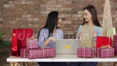 两个女朋友互相展示他们的购买，黑色星期五概念。
